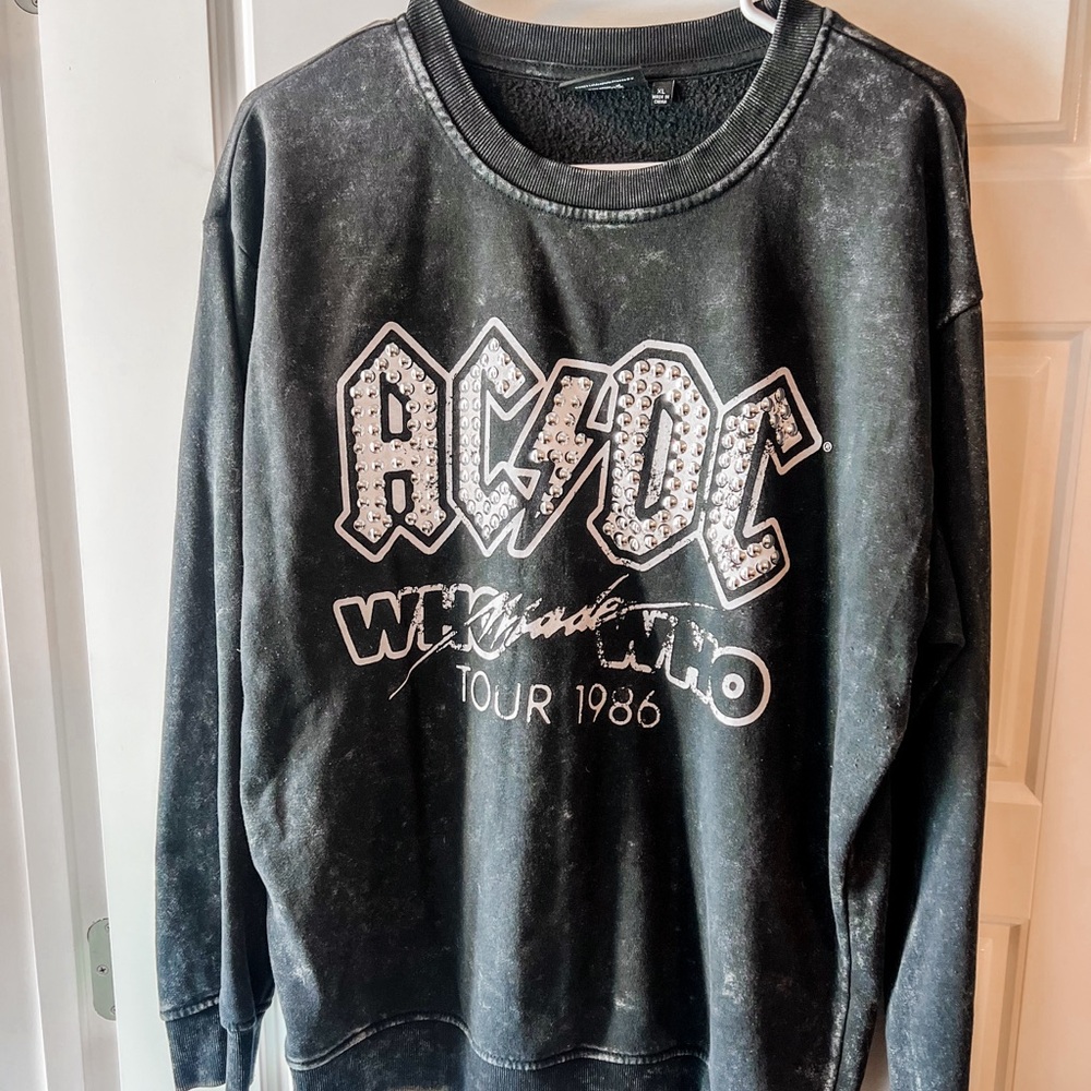 AC/DC sweatshirt in used condition smoke and pet free home